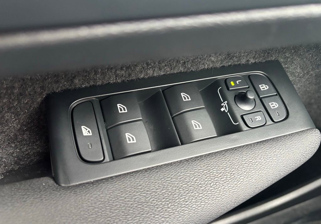 Certified 2026 Volvo XC40 B5 Plus w/ Protection Package Premier image 30