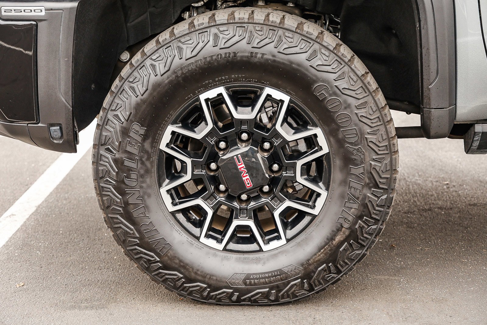 Used 2025 GMC Sierra 2500 AT4X image 9