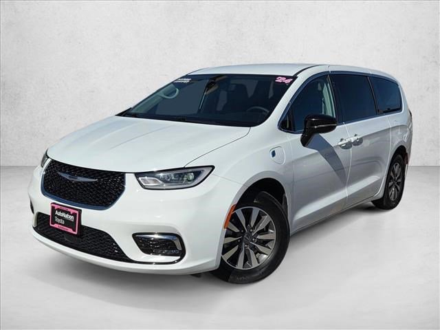 Used 2024 Chrysler Pacifica Select image 1