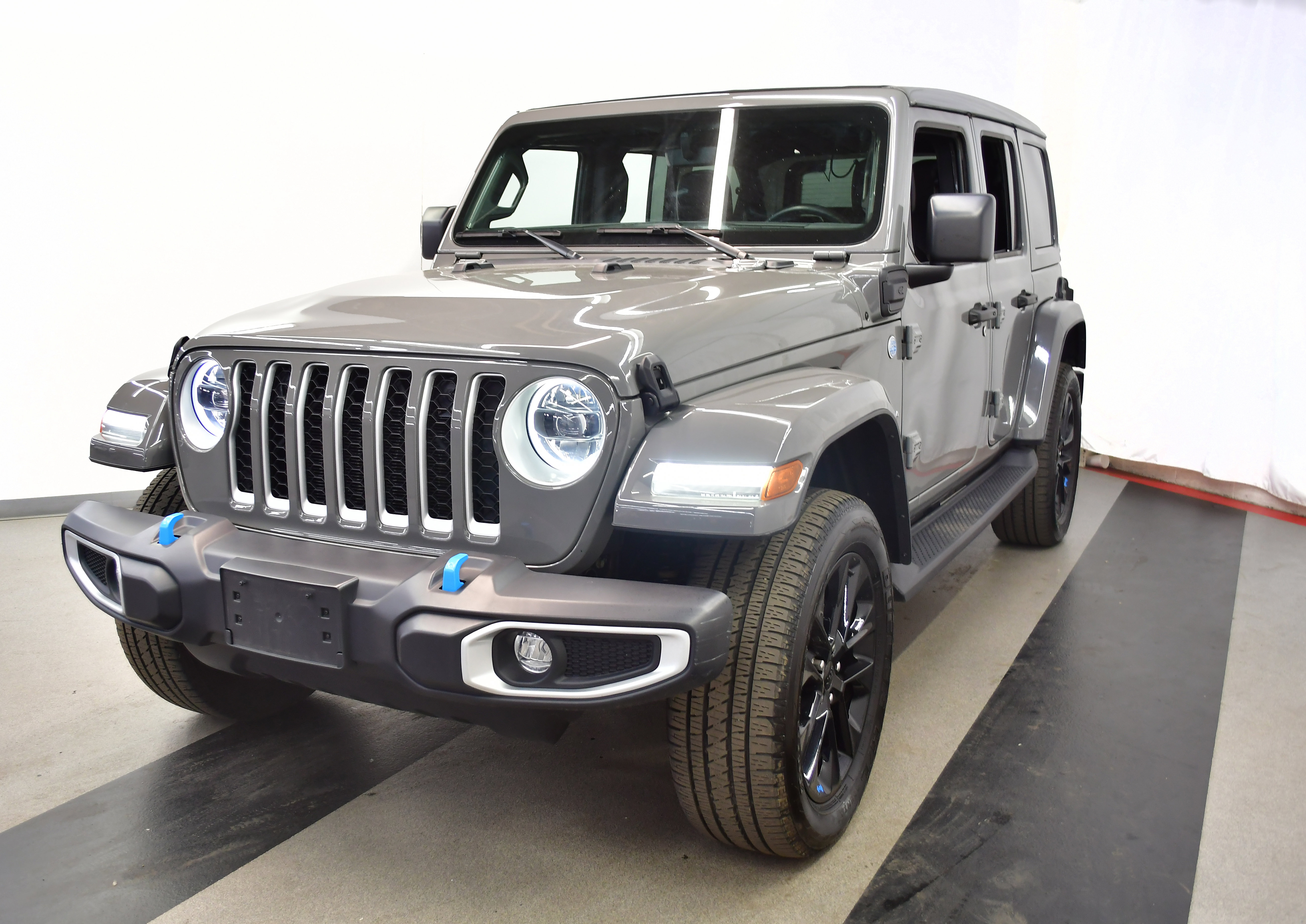 Used 2023 Jeep Wrangler Unlimited Sahara w/ Cold Weather Group AWD/4WD image 4
