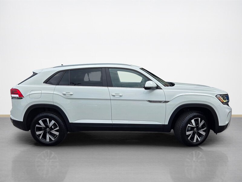 Used 2021 Volkswagen Atlas Cross Sport SE AWD/4WD image 2