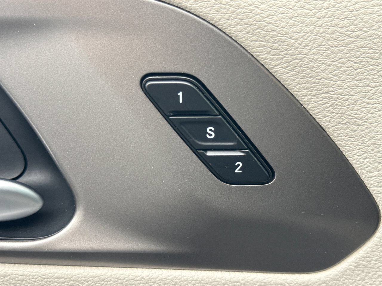 Used 2018 Chrysler Pacifica Limited FWD image 18