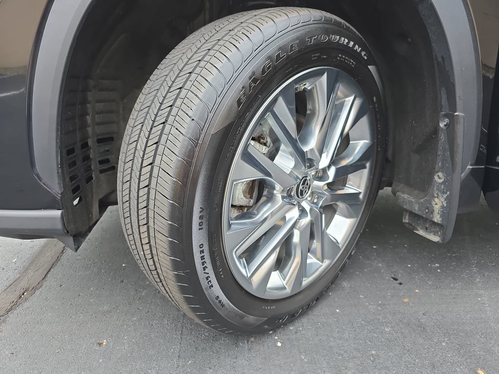 Certified 2025 Toyota Highlander Limited AWD/4WD image 38