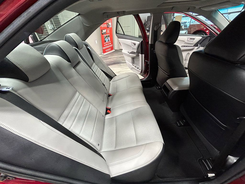 Used 2016 Toyota Camry SE w/ Moonroof Package FWD image 40