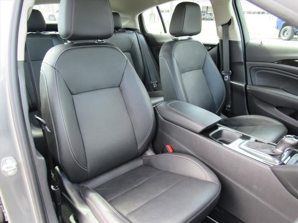 Used 2018 Buick Regal Essence w/ Driver Confidence Package #1 FWD image 9