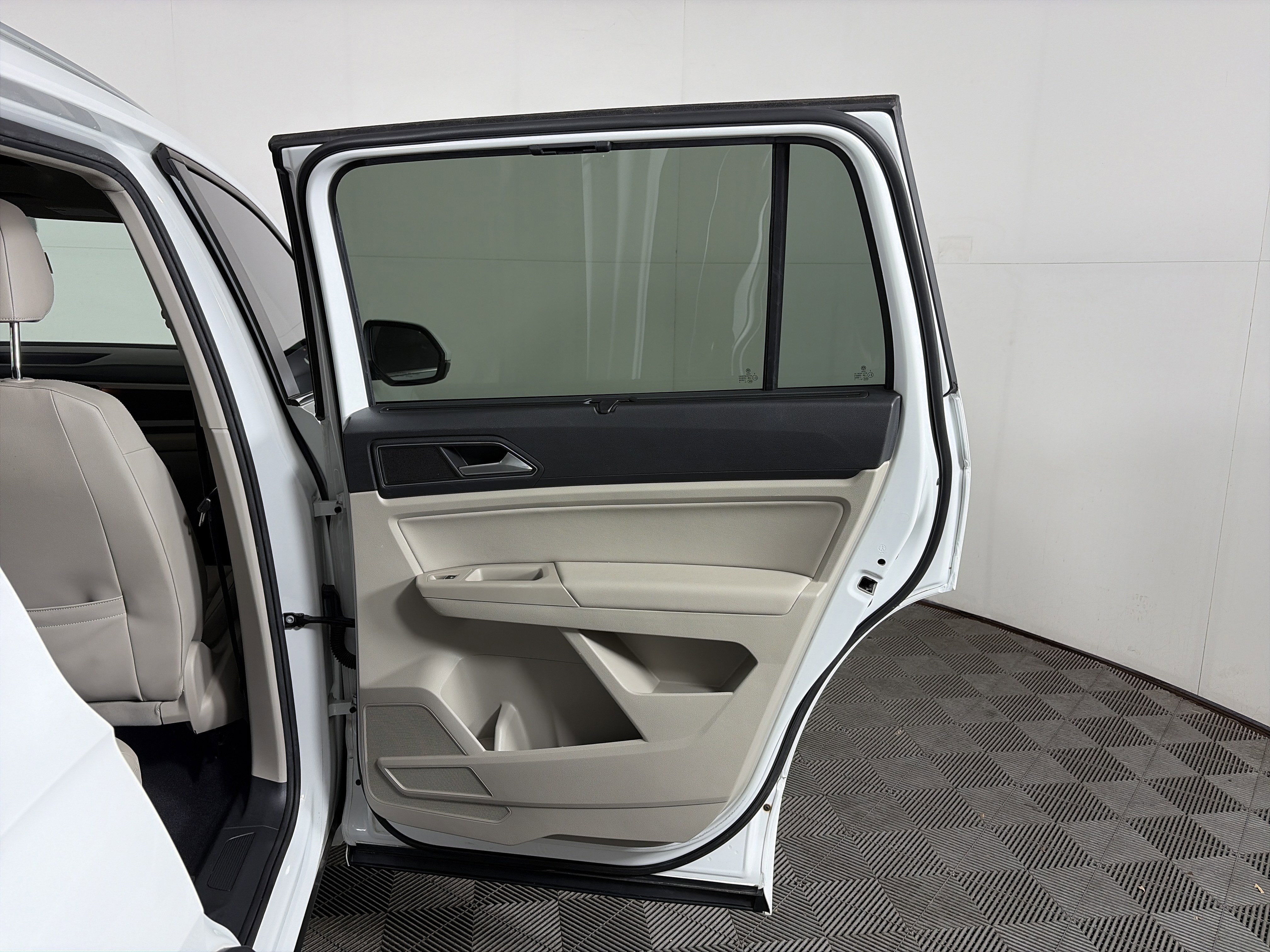 Used 2019 Volkswagen Atlas SEL R-Line image 39