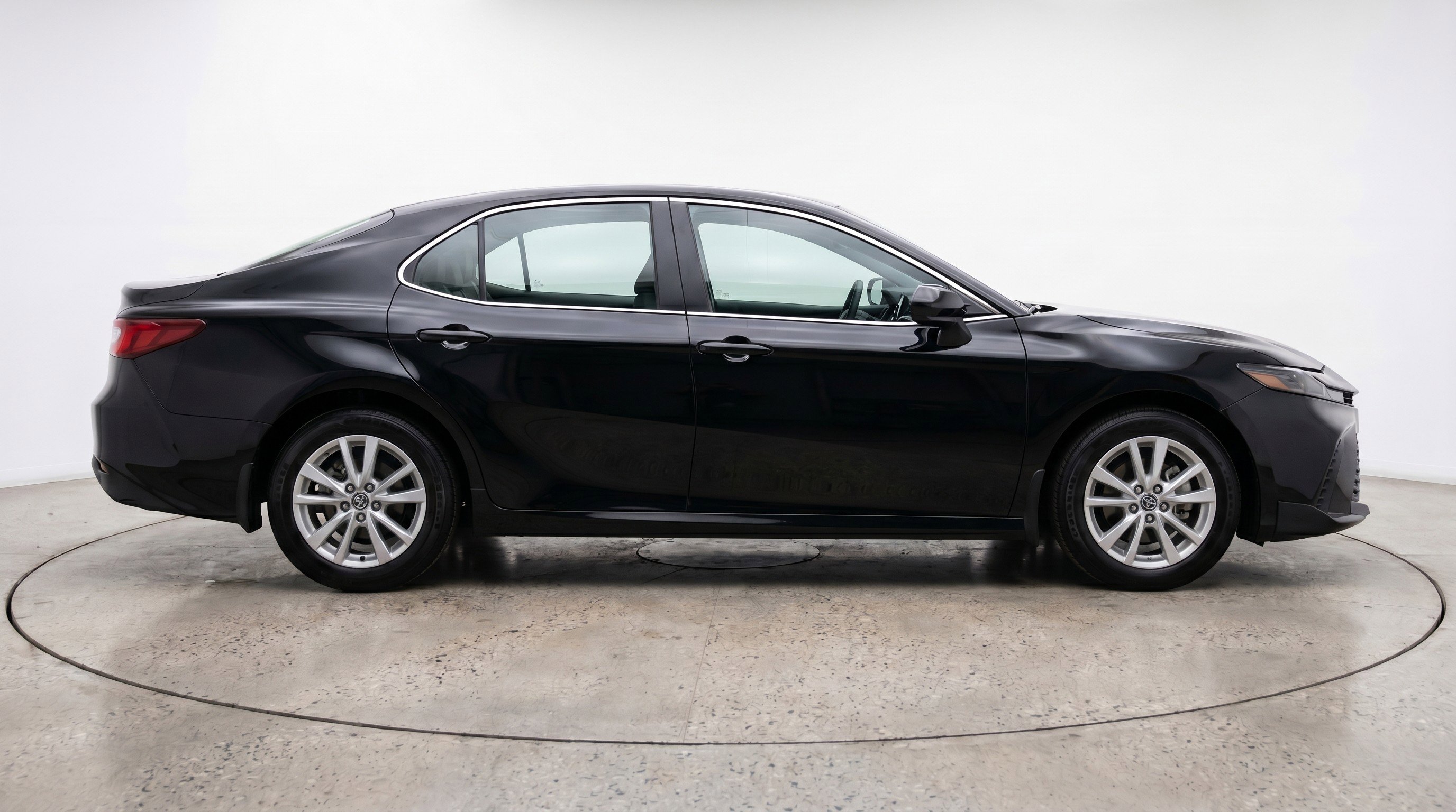 Used 2025 Toyota Camry LE FWD image 11