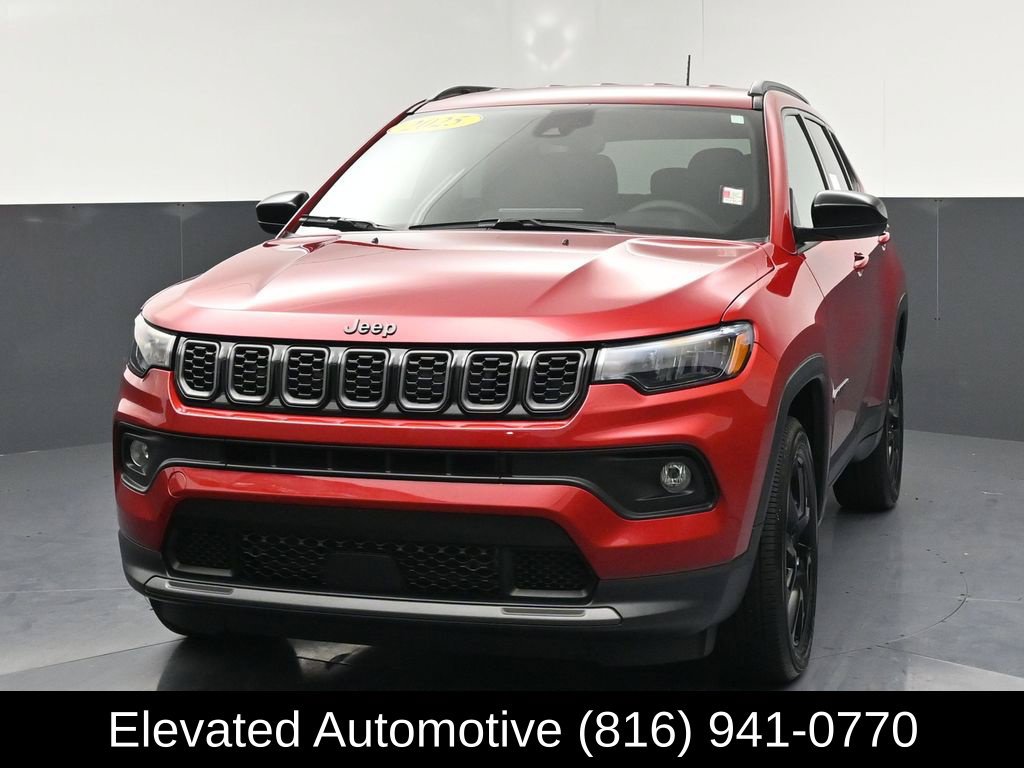 Used 2025 Jeep Compass Latitude w/ Altitude Special Edition AWD/4WD image 3