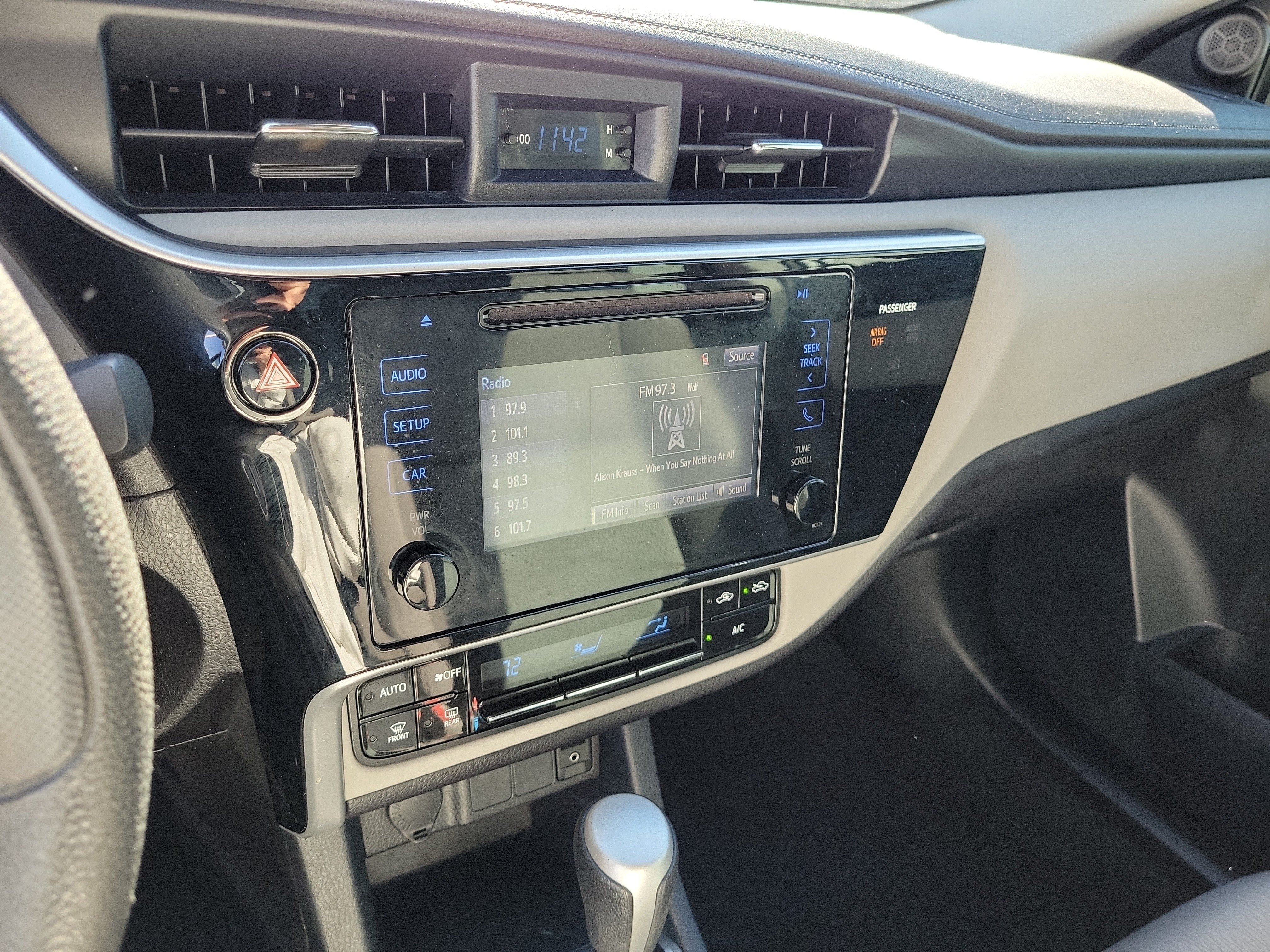 Used 2017 Toyota Corolla LE w/ Carpet Mat Package (TMS) FWD image 27