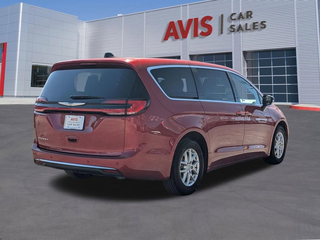 Used 2025 Chrysler Pacifica Select image 6