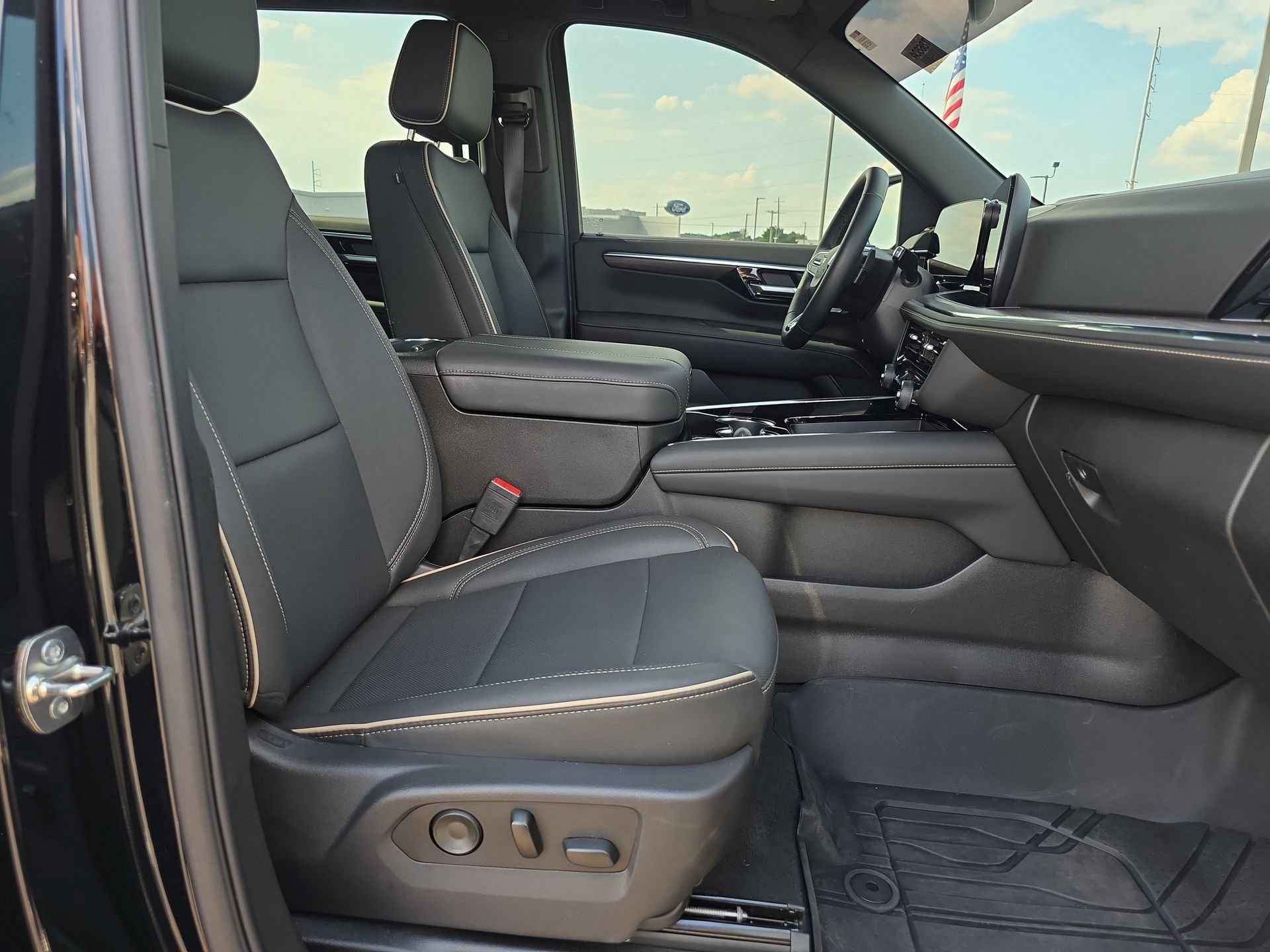 Used 2026 Chevrolet Suburban Premier w/ Sun And Tow Package RWD image 16