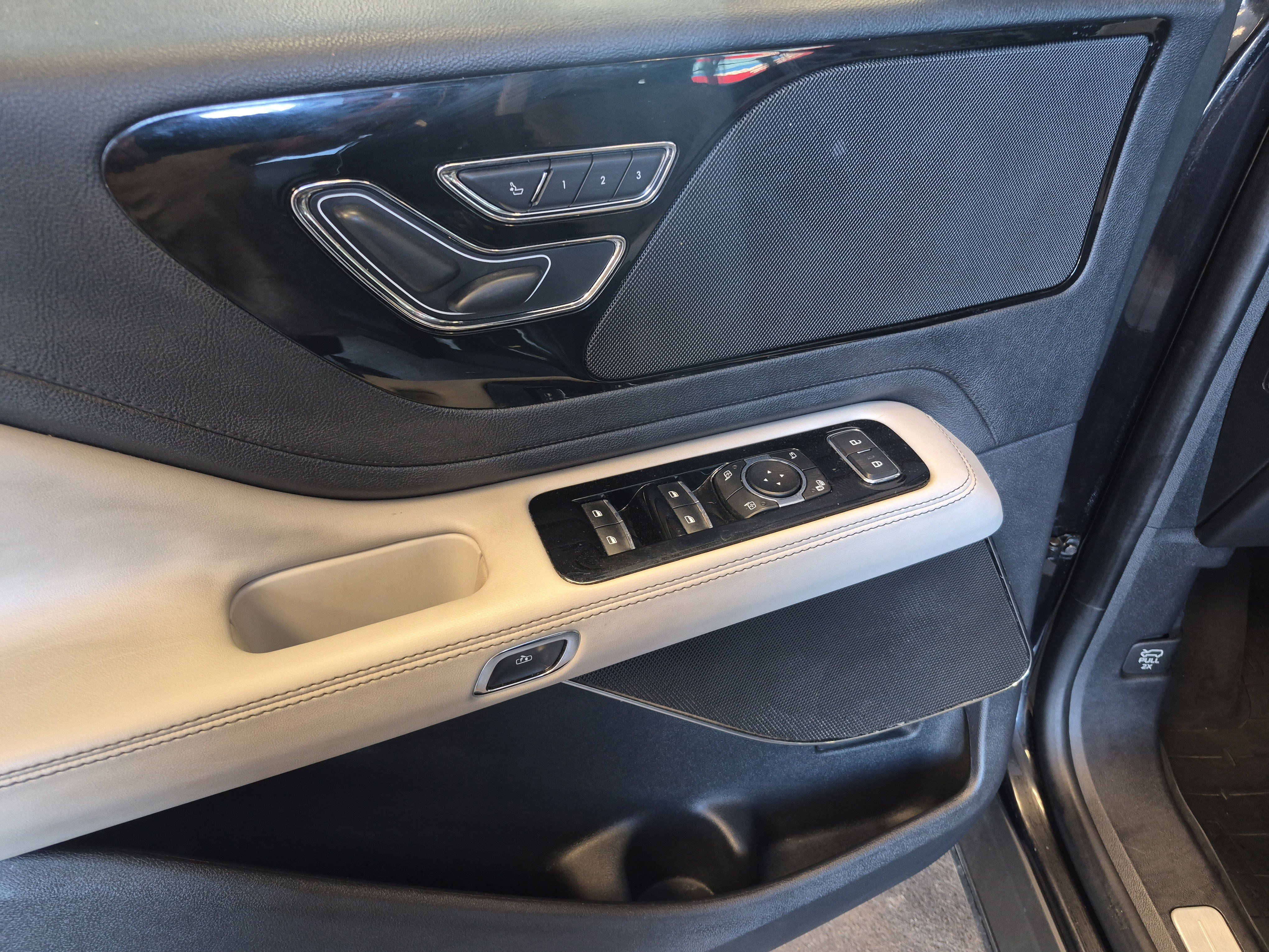 Used 2025 Lincoln Aviator AWD w/ Jet Appearance Package image 10