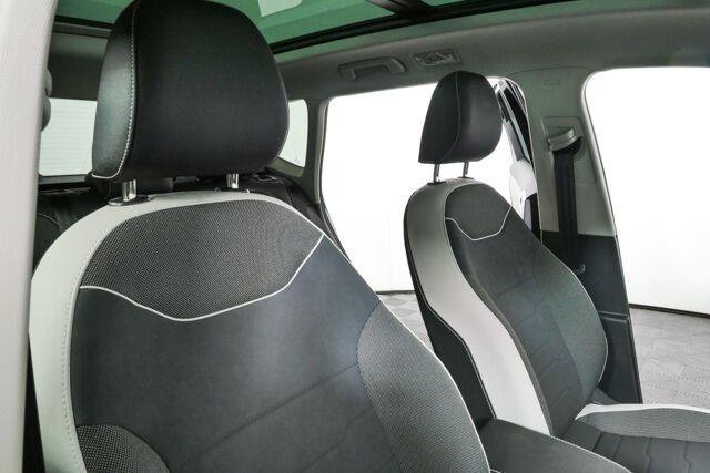 Used 2025 Volkswagen Taos SE w/ Panoramic Sunroof Package FWD image 22