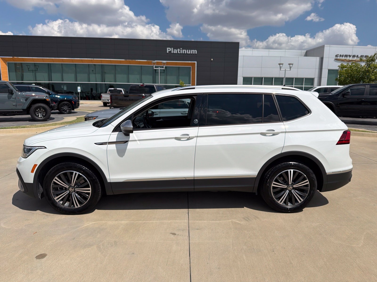 Used 2024 Volkswagen Tiguan SE FWD image 2