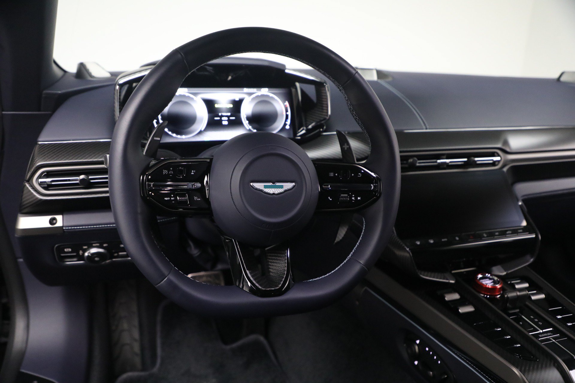 Used 2025 Aston Martin Vanquish RWD image 17