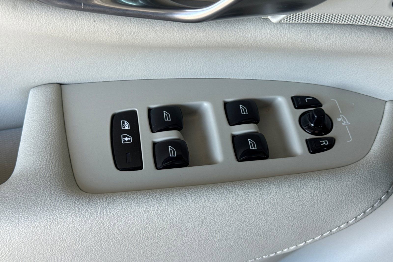 Certified 2024 Volvo XC90 T8 Plus w/ Protection Package Premier image 16