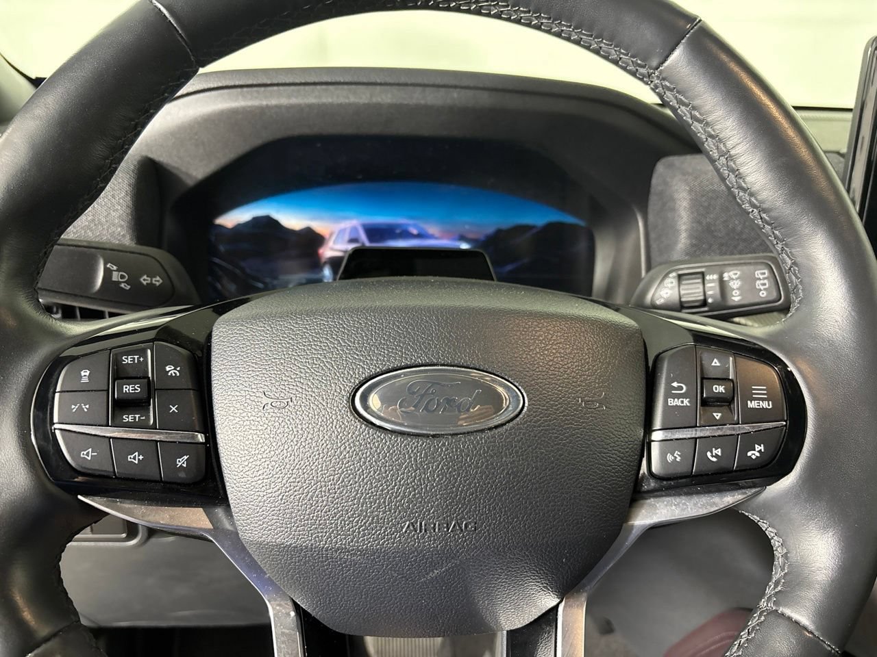 Used 2025 Ford Explorer Platinum w/ LUX Leather Package AWD/4WD image 18