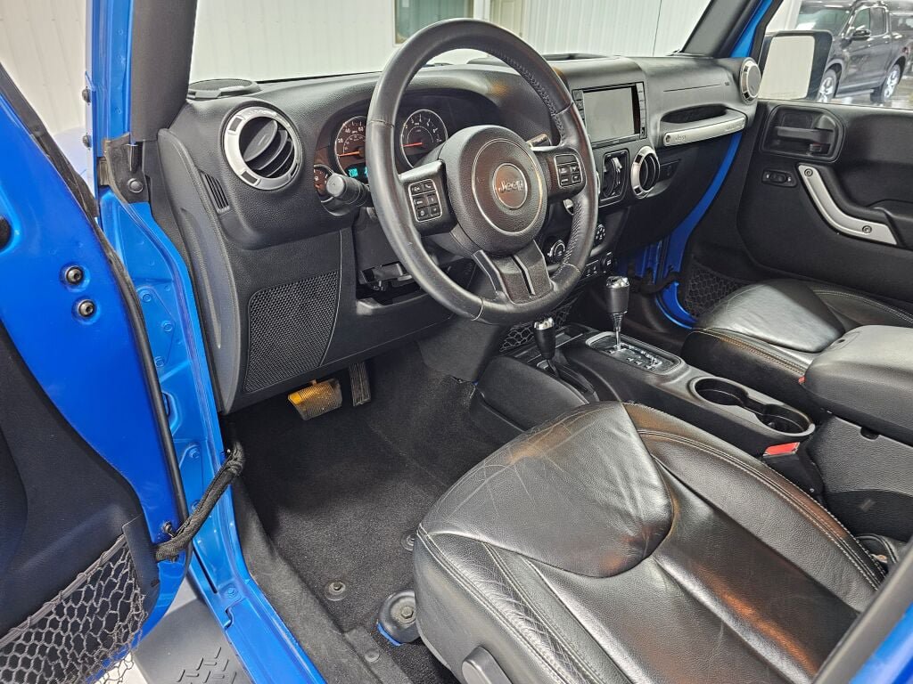 Used 2015 Jeep Wrangler Unlimited Sahara w/ Connectivity Group AWD/4WD image 23