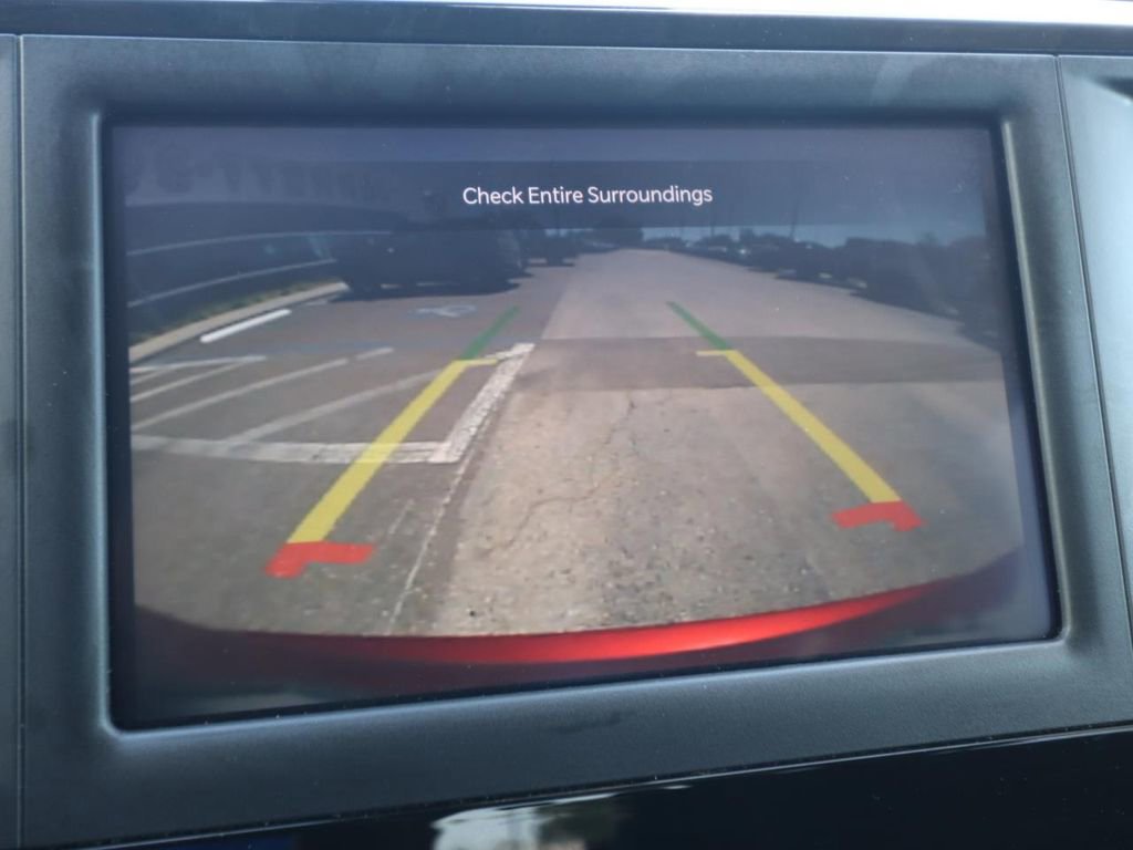 Used 2023 Chrysler Voyager LX image 4