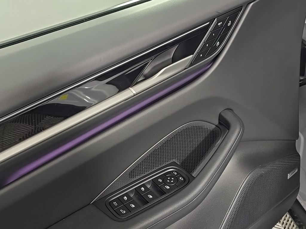 Certified 2025 Porsche Macan Electric RWD image 17