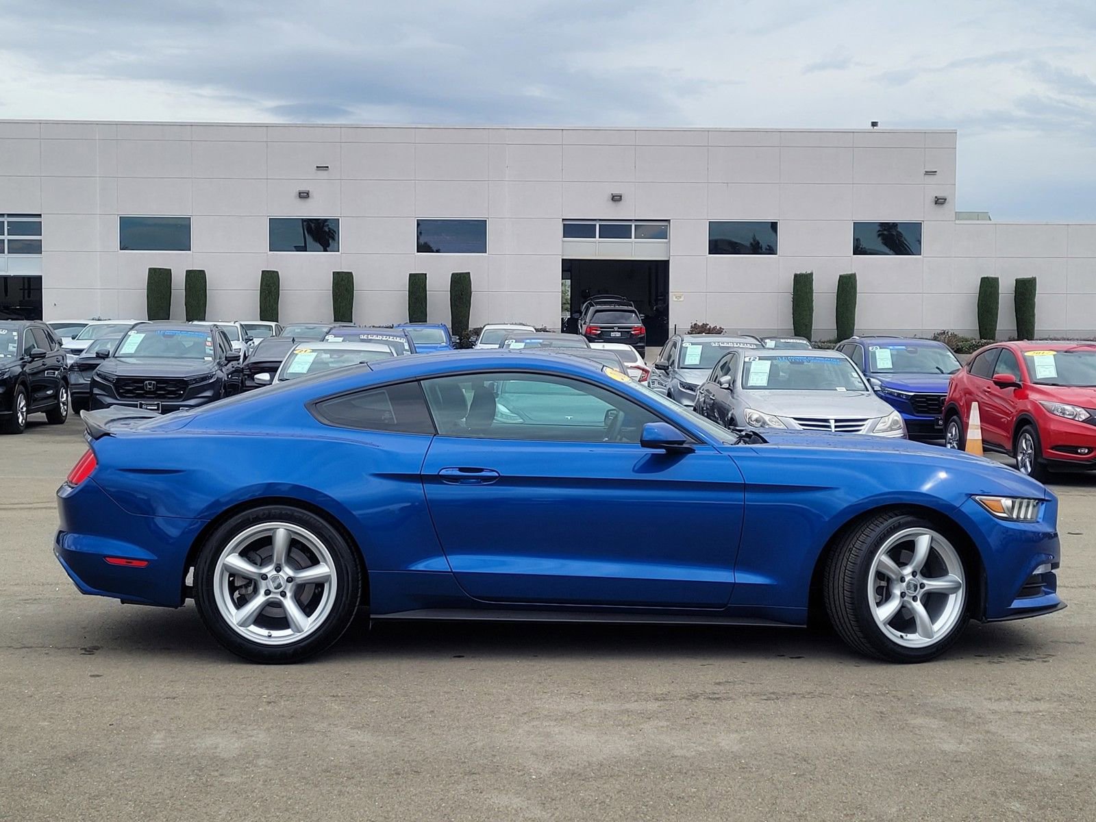 Used 2017 Ford Mustang Coupe image 4