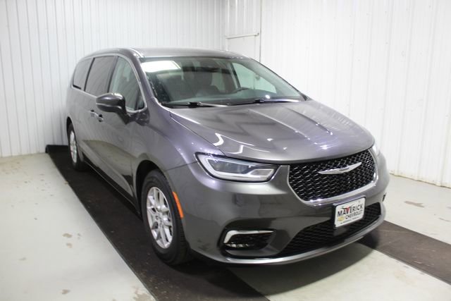 Used 2023 Chrysler Pacifica Touring-L FWD image 3