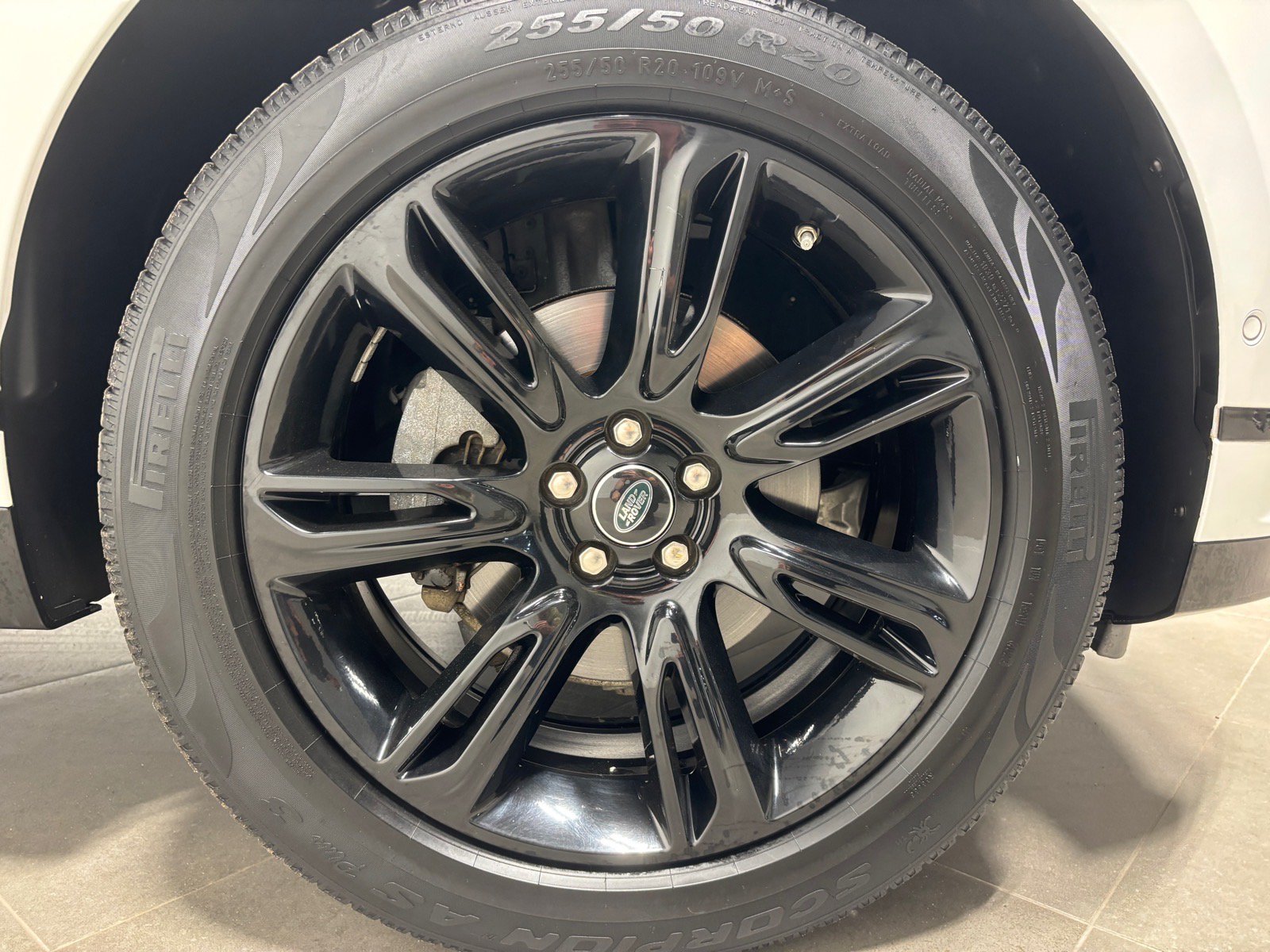 Used 2019 Land Rover Range Rover Velar R-Dynamic SE AWD/4WD image 11