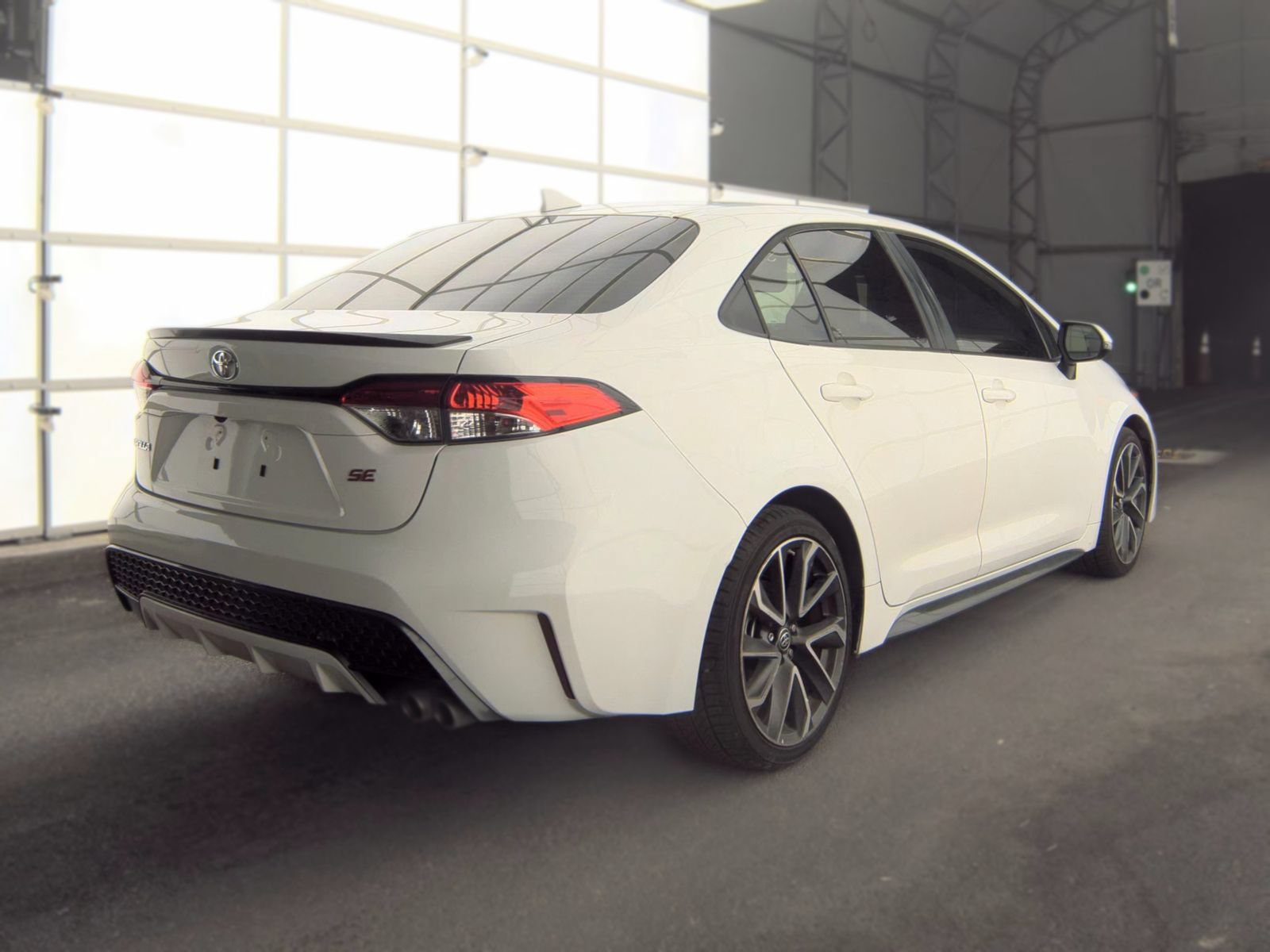 Used 2020 Toyota Corolla SE FWD image 2