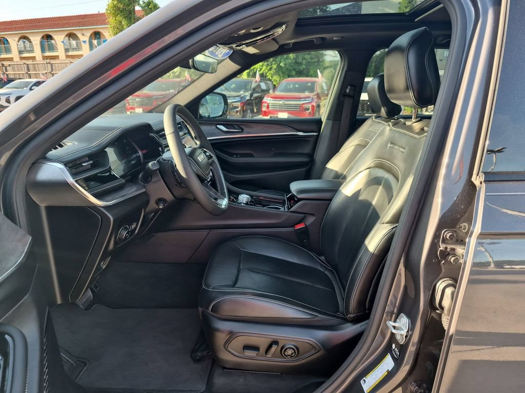Used 2023 Jeep Grand Cherokee Overland AWD/4WD image 11