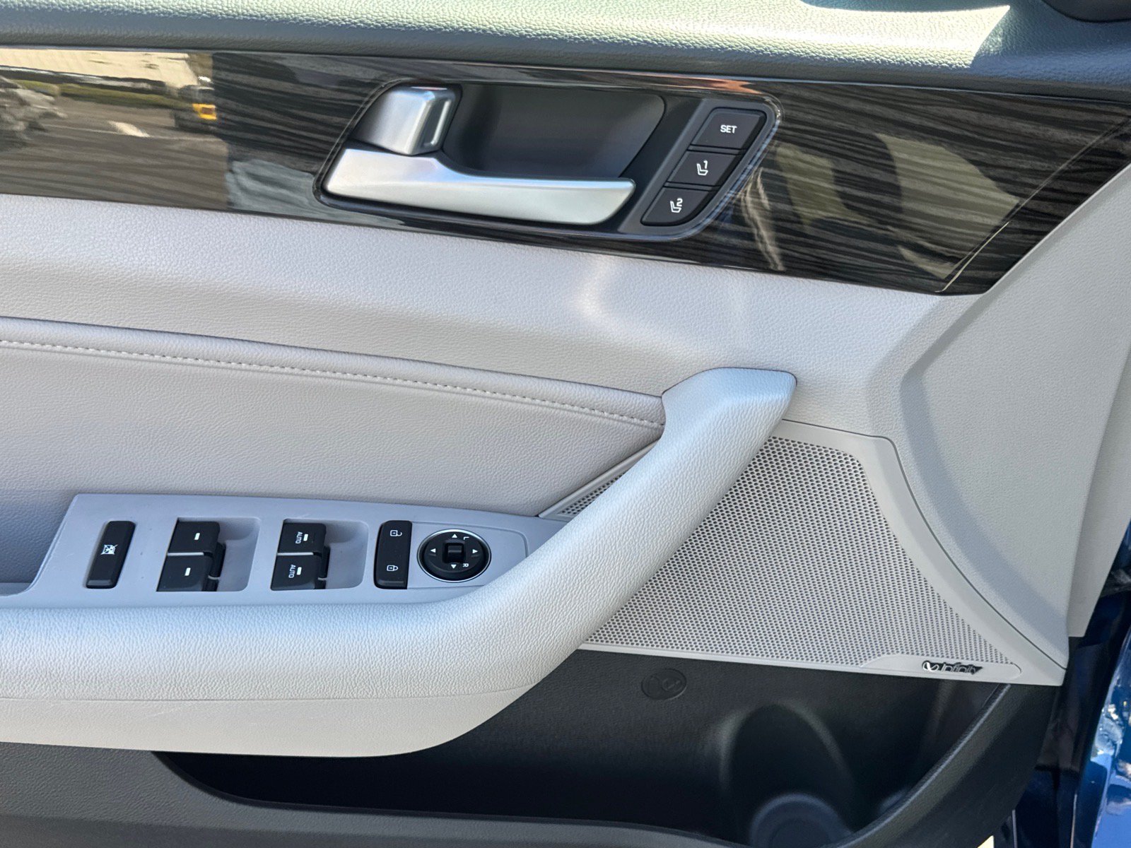 Used 2017 Hyundai Sonata Limited w/ Ultimate Package 04 FWD image 7