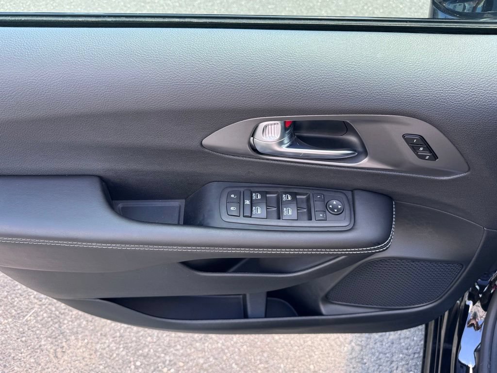 Used 2026 Chrysler Pacifica Select w/ S Appearance Package FWD image 9