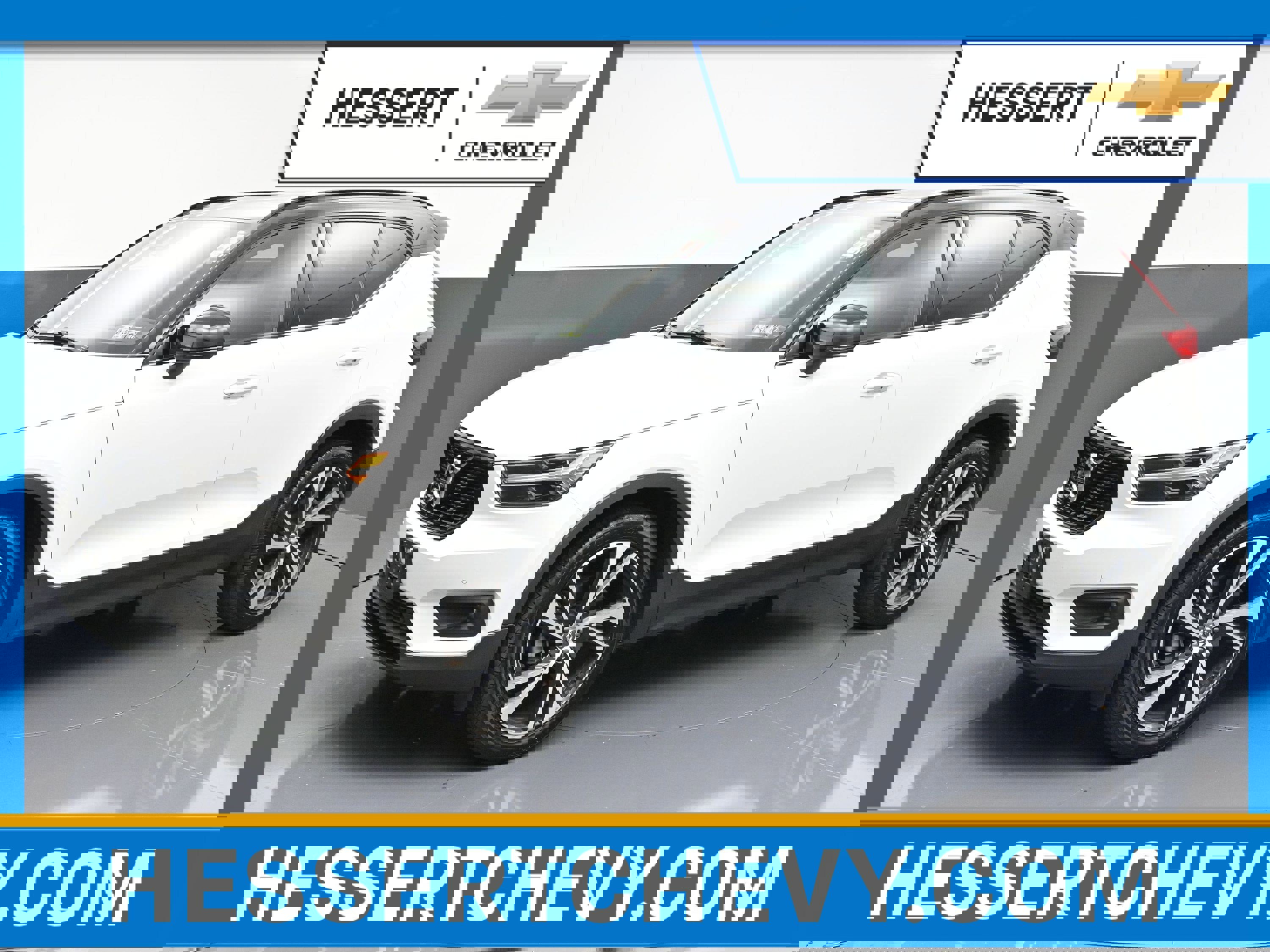 Used 2022 Volvo XC40 T5 R-Design image 1