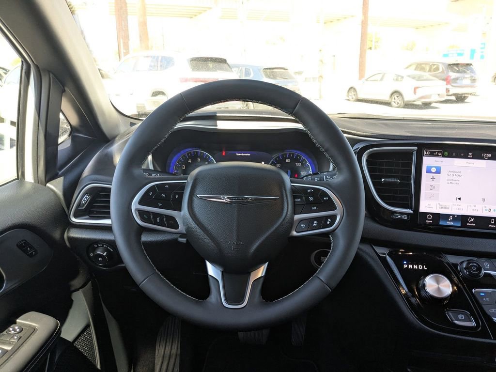 Used 2025 Chrysler Pacifica Select image 25