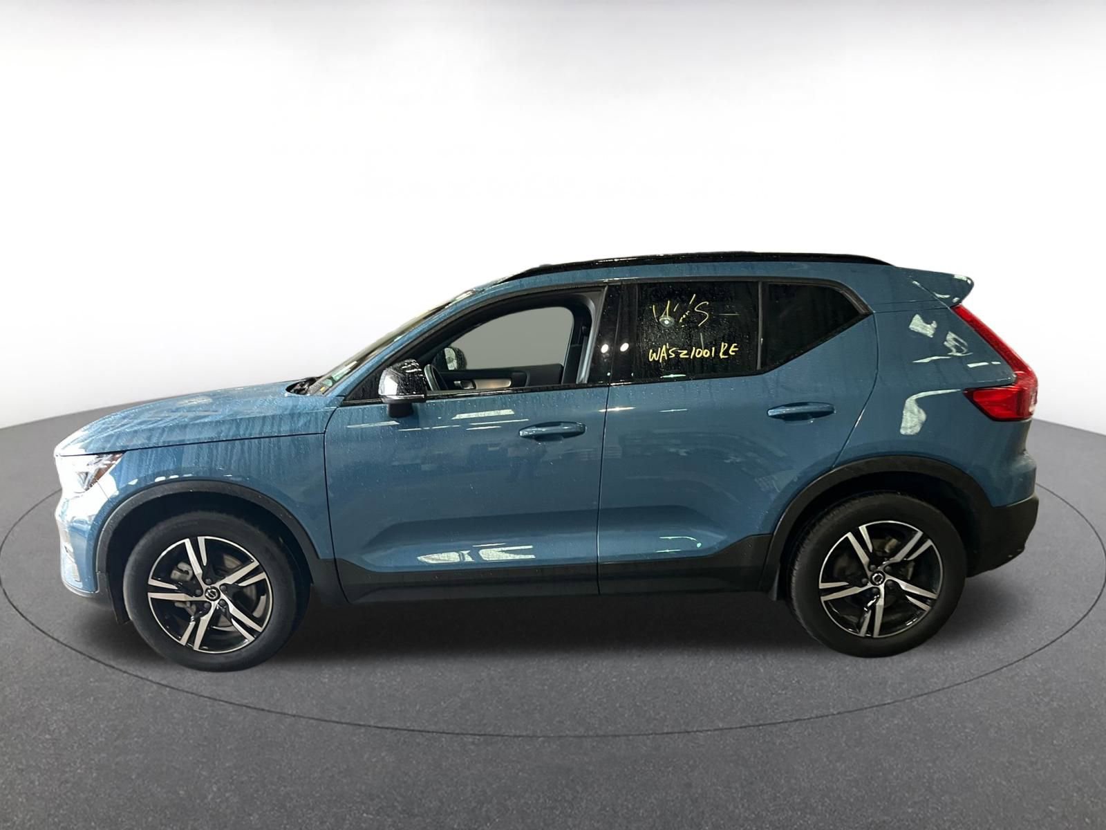 Used 2024 Volvo XC40 B5 Core image 4