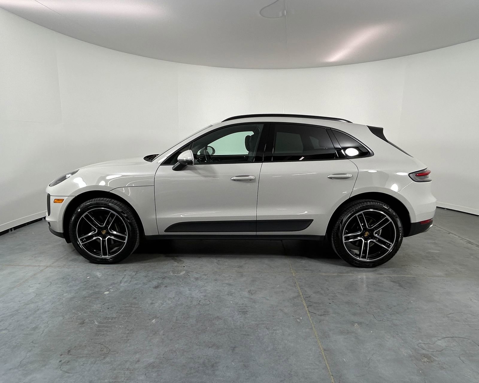 Used 2021 Porsche Macan AWD/4WD image 2