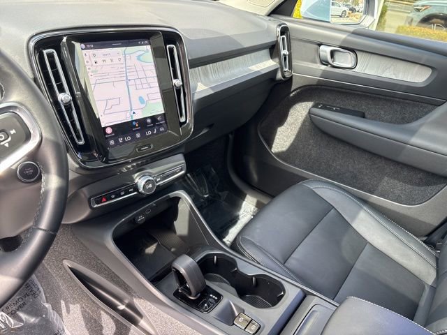 Used 2025 Volvo XC40 B5 Core image 19