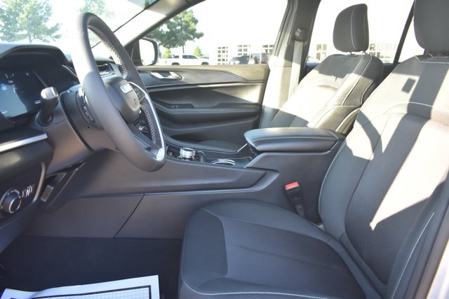 Used 2025 Jeep Grand Cherokee Laredo RWD image 15