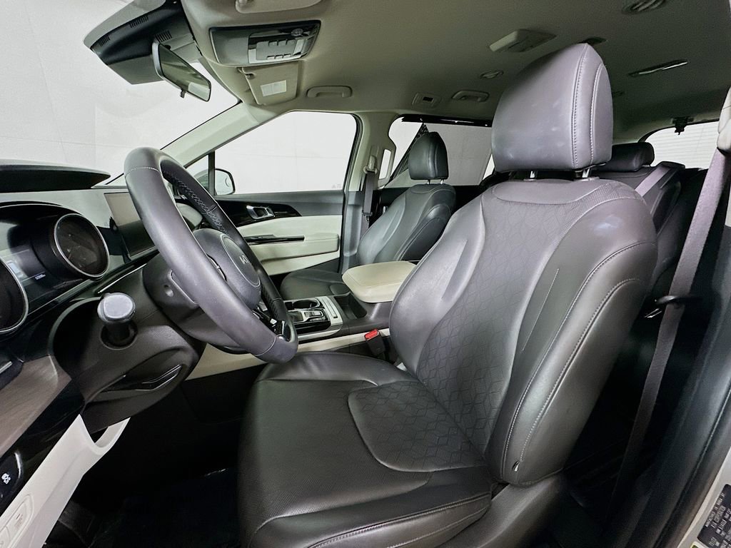 Used 2024 Kia Carnival EX FWD image 16