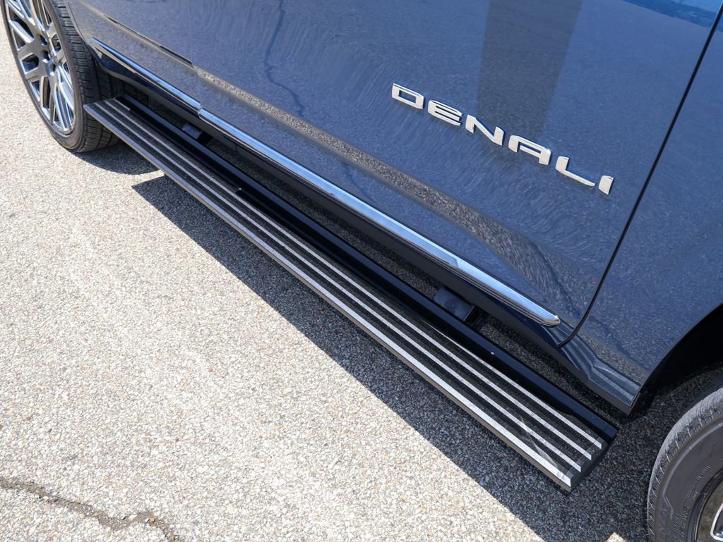 New 2026 GMC Yukon Denali Ultimate w/ LPO, Floor Liner Package AWD/4WD image 8