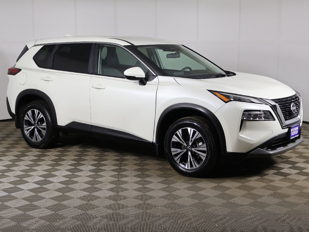 Used 2022 Nissan Rogue SV image 2