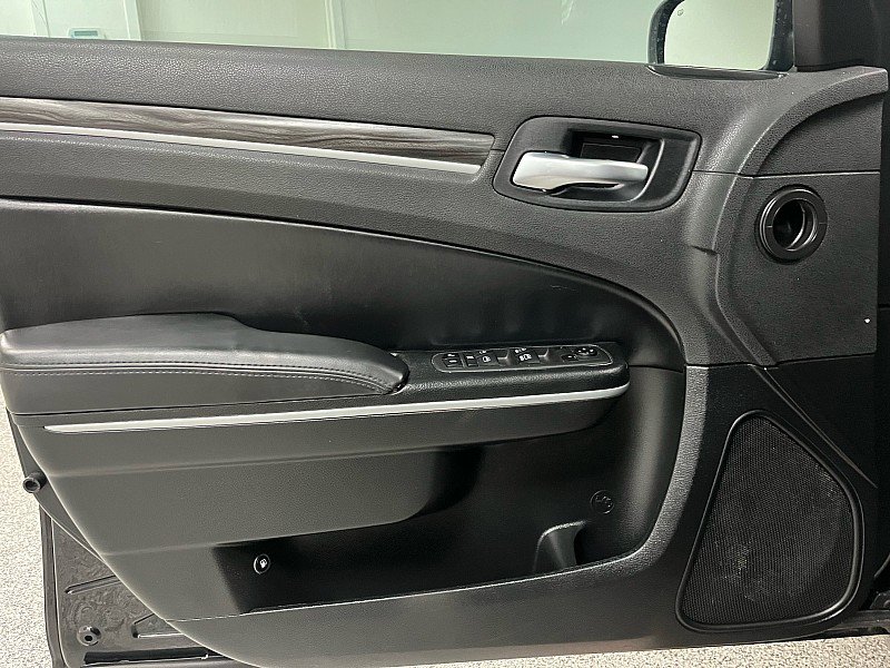 Used 2022 Chrysler 300 Touring w/ Sport Appearance Package image 11