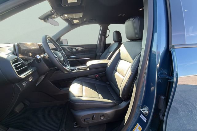 Used 2025 Chevrolet Traverse LT w/ Driver Confidence Package image 15