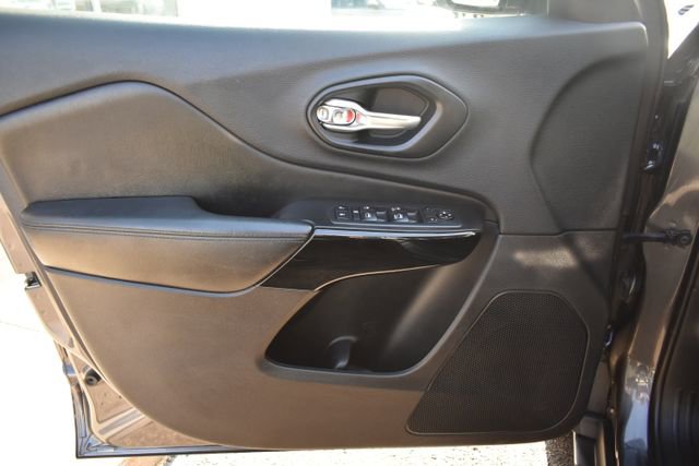 Used 2019 Jeep Cherokee Latitude Plus AWD/4WD image 17