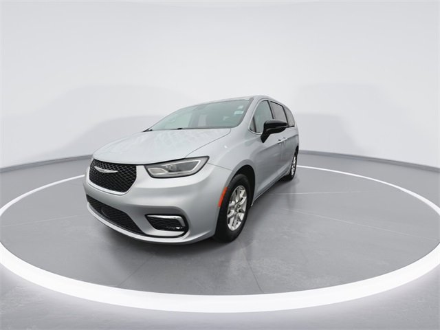 Used 2024 Chrysler Pacifica Touring-L image 4