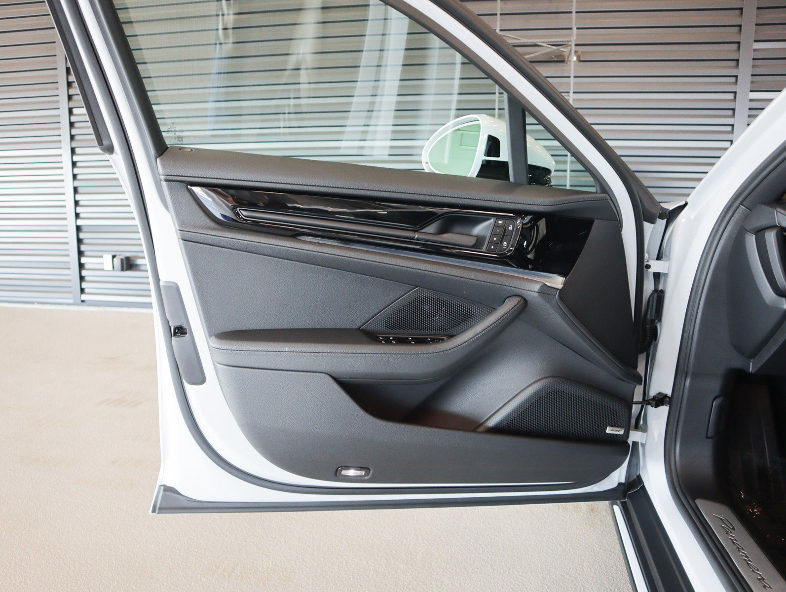 Used 2025 Porsche Panamera 4 image 24