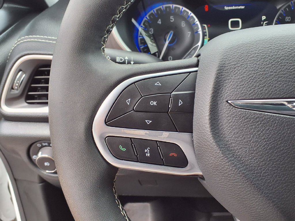 Used 2026 Chrysler Pacifica Select FWD image 32