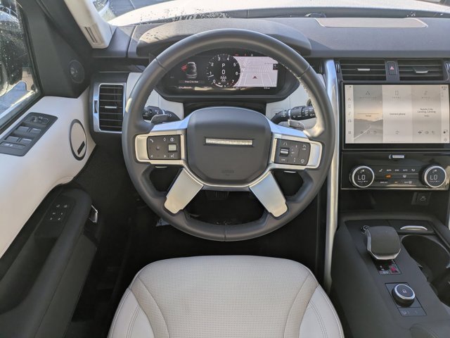Used 2025 Land Rover Discovery S image 13