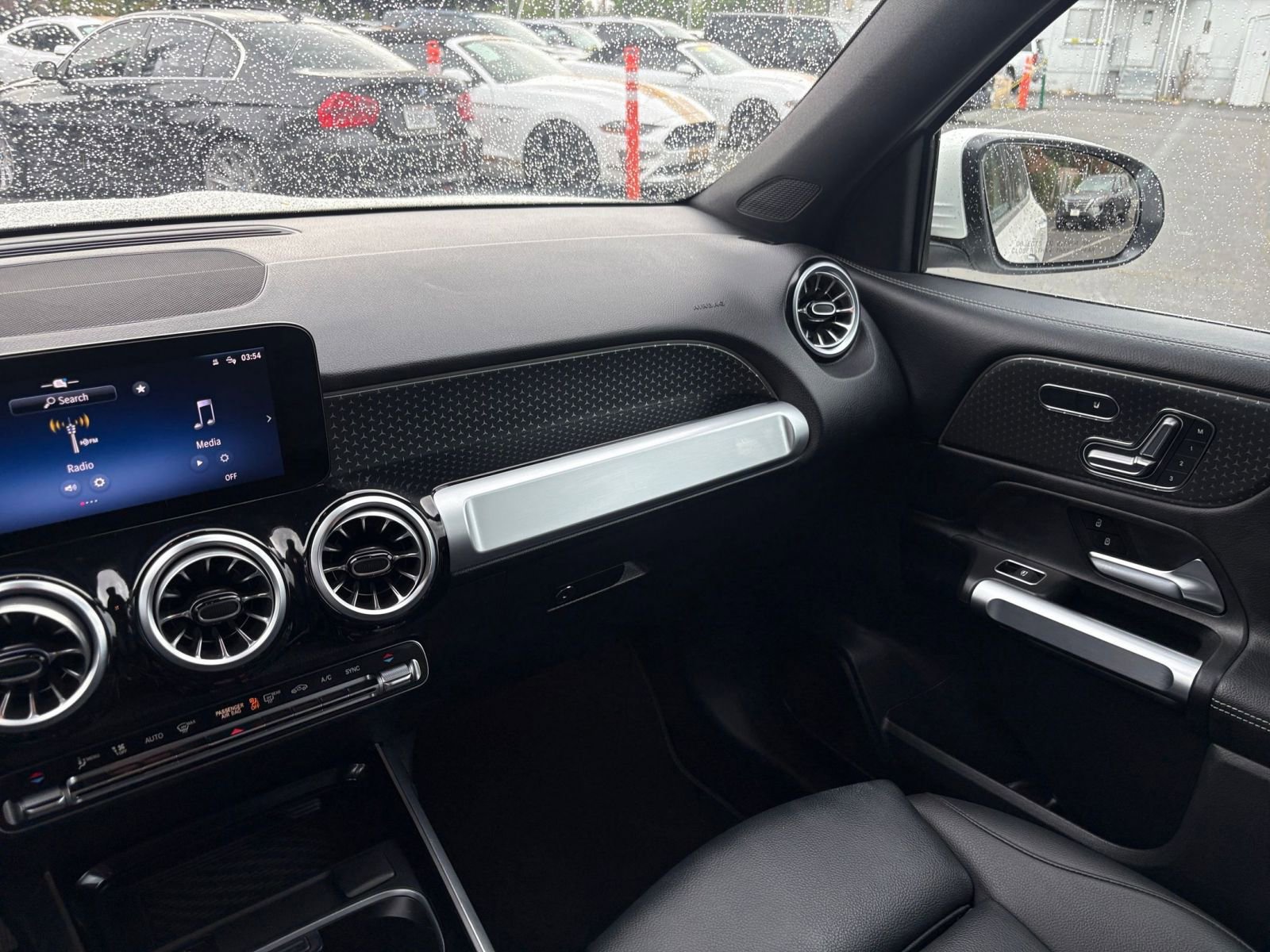 Used 2025 Mercedes-Benz GLB 250 4MATIC image 38