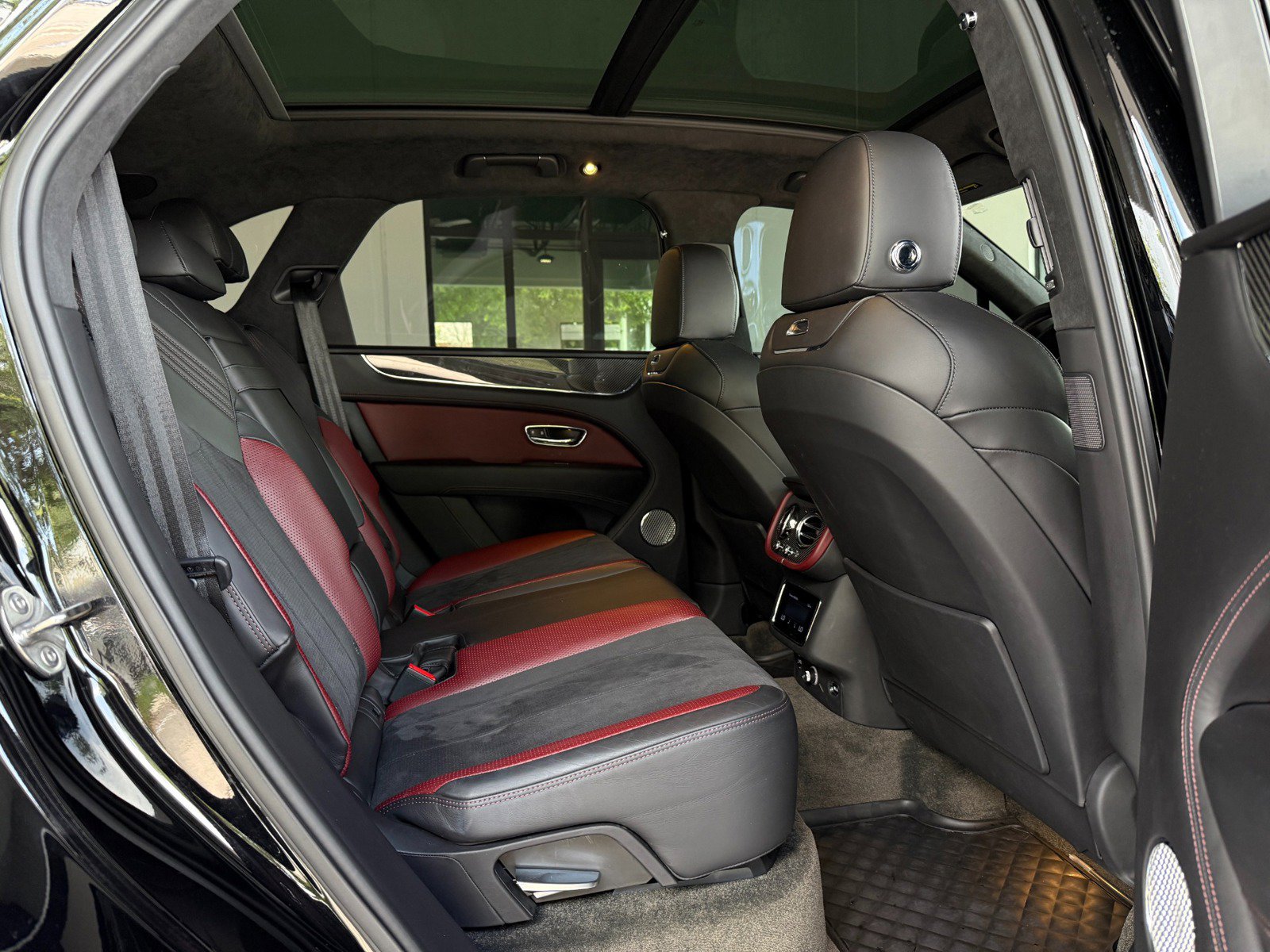 Used 2022 Bentley Bentayga AWD/4WD image 32