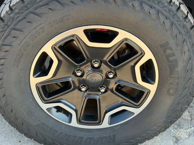 Used 2017 Jeep Wrangler Unlimited Sahara w/ Connectivity Group AWD/4WD image 11